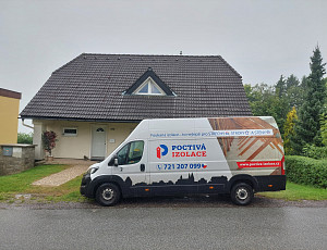 Zateplení stropu rodinného domu pomocí foukané izolace